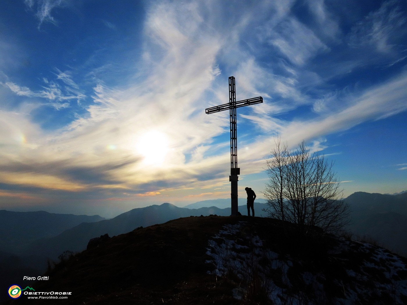 42 Alla croce del Monte Gioco (1366 m) nei colori del tramonto .JPG